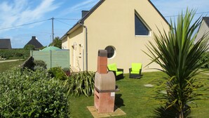 Une maison avec un toit en pente, une antenne parabolique et une petite fenêtre.