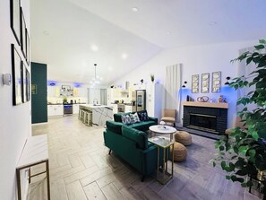 Smart-TV, peis og bøker