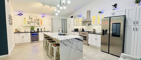 Frigorífic, microones, forn i placa de cuina