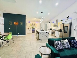 Smart-TV, Kamin, Bücher