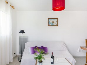 2 bedrooms, iron/ironing board, WiFi