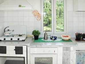 Kühlschrank, Ofen, Kochgeschirr/Geschirr/Besteck