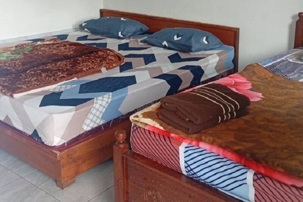 Desk, bed sheets
