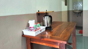 Standard Tek Büyük Yataklı Oda | Masa, çarşaf takımı 