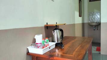 Standard Double Room | Desk, bed sheets