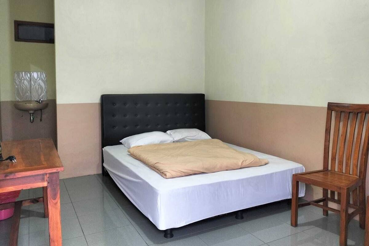 Standard Double Room | Desk, bed sheets