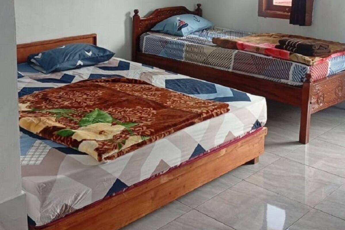 Desk, bed sheets