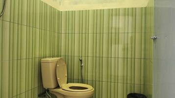 Familiekamer | Badkamer | Een douche, handdoeken