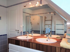 Bathroom - Ty Coat Pin by Interhome (Tregunc)