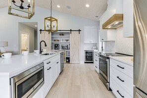 Kylskåp, mikrovågsugn, spishäll och diskmaskin