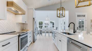 Frigorífic, microones, placa de cuina i rentaplats