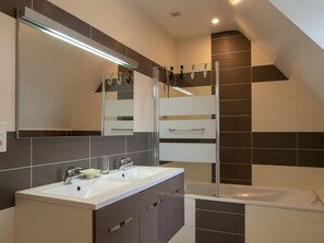 Bathroom - La Rejeane by Interhome (Plouescat)