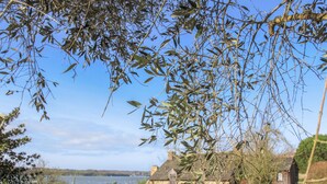 A stone house with a view of the lake. - Bella Vista by Interhome (Saint Suliac)