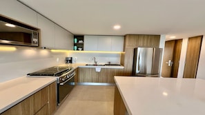 Cafeteira/chaleira, geladeira, micro-ondas, cooktop