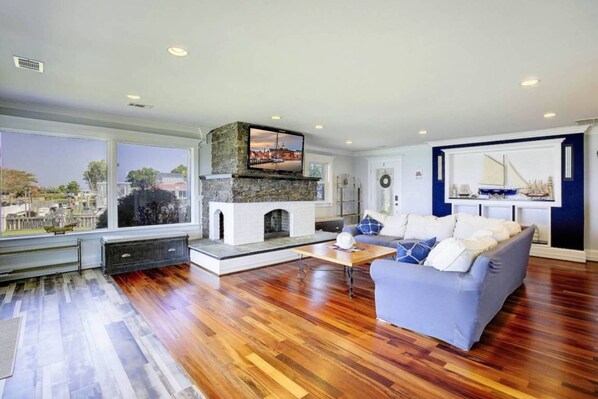 TV - Spend the Holidays on the Bay at One-Level House with Private Beach Access & Panoramic Bridge Views (Stevensville)