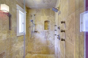 Dusche, Haartrockner, Shampoo