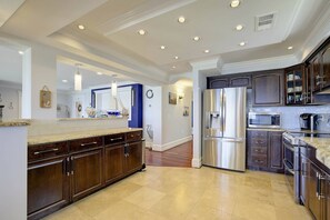 Geladeira, micro-ondas, lava-louças, cafeteira/chaleira