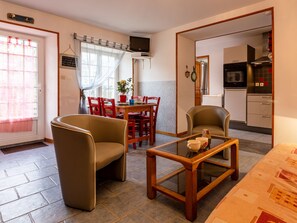 Een televisie en een open haard