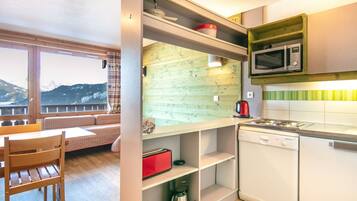 Fridge, microwave, dishwasher, cookware/dishes/utensils