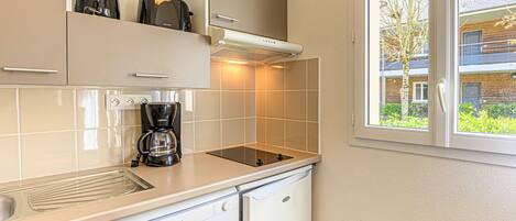 Frigorífico, microondas, lavavajillas y utensilios de cocina