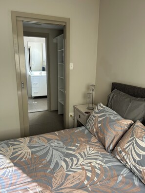 3 sovrum, skrivbord, strykjärn/strykbräda och resesäng