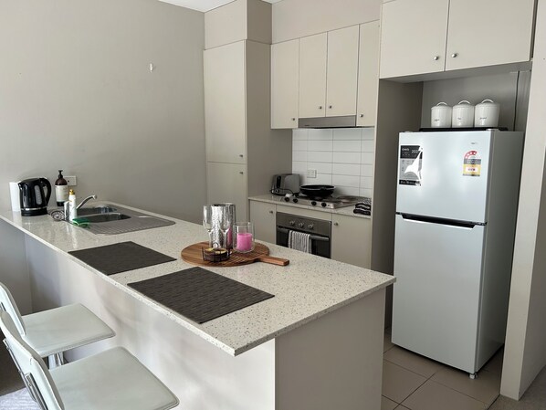 Kylskåp, mikrovågsugn, ugn och spishäll