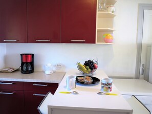 Kylskåp, mikrovågsugn, ugn och diskmaskin