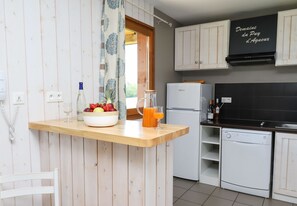 Frigorífic, rentaplats i utensilis de cuina, vaixella i coberteria 
