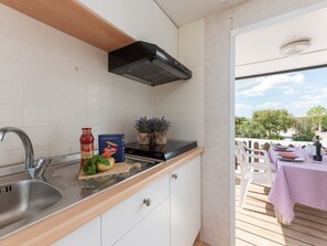 Fridge, cookware/dishes/utensils