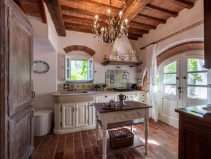 Kylskåp, ugn, diskmaskin och barnstol