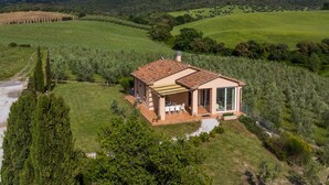 Una casa con patio y vistas al campo circundante.