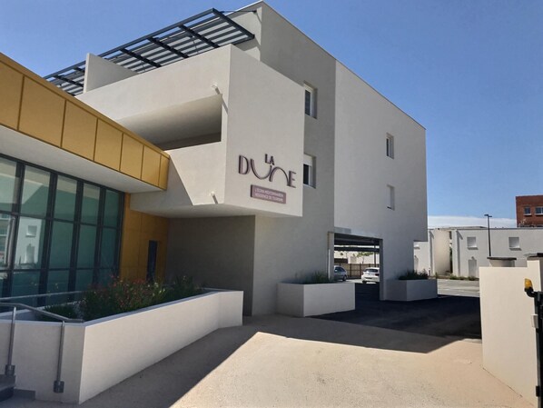 A modern building with a sign that reads "DUUNE" and "RESIDENCE DE TOURISME". - La Dune by Interhome (Valras Plage)
