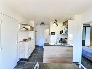 Refrigerador, microondas, lavavajillas y utensilios de cocina 