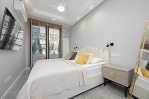 2 bedrooms, desk, bed sheets - Two-bedroom Lux Apartment by Renters (Warsaw)