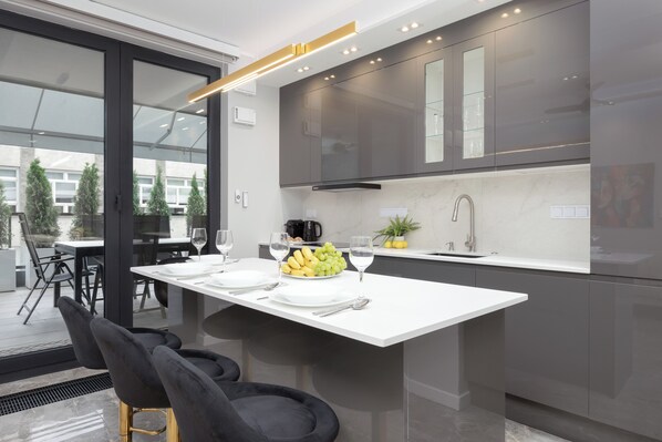 Apartment, 2 Schlafzimmer, Terrasse | Eigene Kochnische | Mikrowelle, Geschirrspüler, Wasserkocher mit Kaffee-/Teezubehör