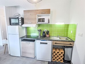 Réfrigérateur, micro-ondes, lave-vaisselle, grille-pain