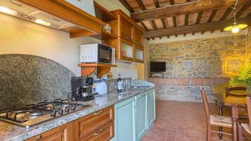 KĂŒhlschrank, Mikrowelle, Ofen, Kochgeschirr/Geschirr/Besteck