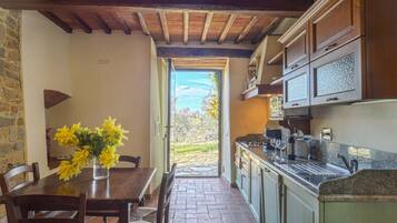 KĂŒhlschrank, Mikrowelle, Ofen, Kochgeschirr/Geschirr/Besteck