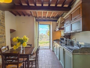 冷蔵庫、電子レンジ、オーブン、調理器具と食器