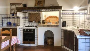 Fridge, oven, dishwasher, cookware/dishes/utensils