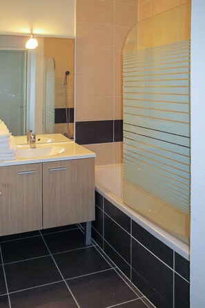 Bathroom - Les Rives du Lac by Interhome (Lacanau)