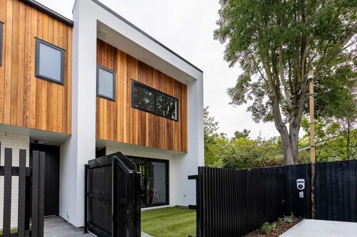 Brand New & Central Townhouse