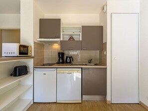 Refrigerador, microondas, lavavajillas y utensilios de cocina 