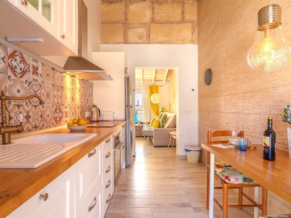 Refrigerador, microondas, horno y lavavajillas 