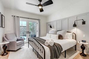 6 bedrooms, desk, travel crib, WiFi