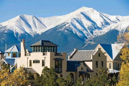 Whitewater Estate! The Grand South Main Residence!