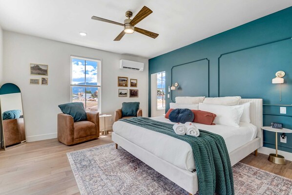 6 bedrooms, desk, travel cot, WiFi