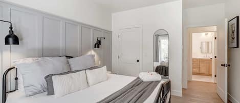 5 slaapkamers, een bureau, een strijkplank/strijkijzer, reisbedje