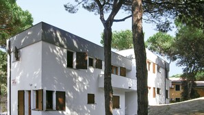 Un bâtiment moderne à deux étages, doté d’un toit plat et de murs extérieurs blancs.