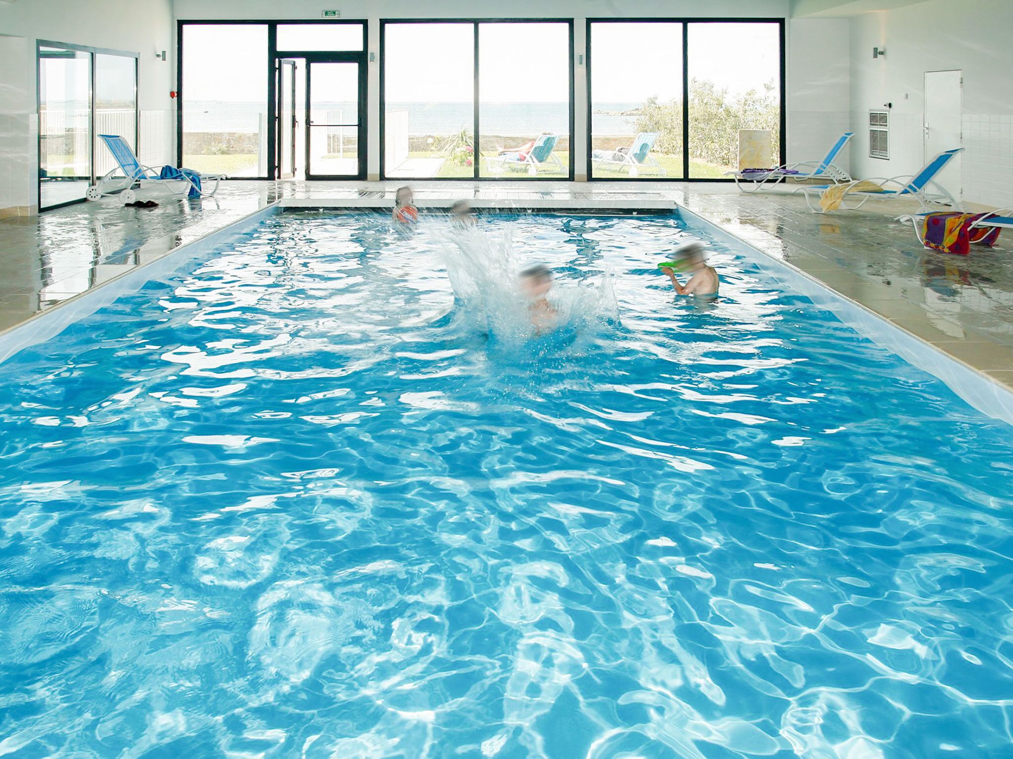 Una piscina techada, una piscina climatizada